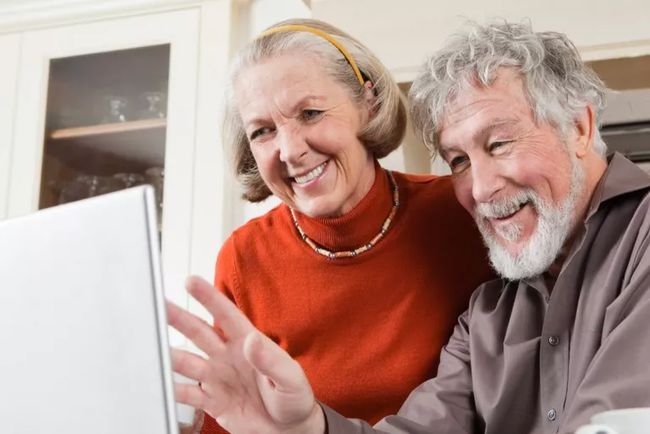 Kakek-nenek menikmati panggilan keluarga dengan Google Voice