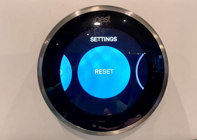 В меню термостата Nest отображается Reset.