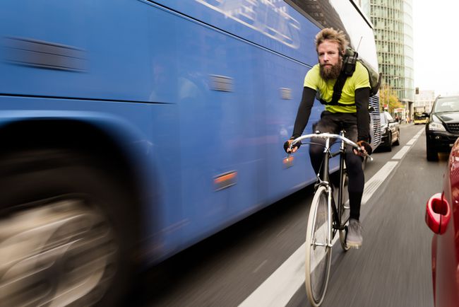 自転車の都心部に乗る自転車メッセンジャー