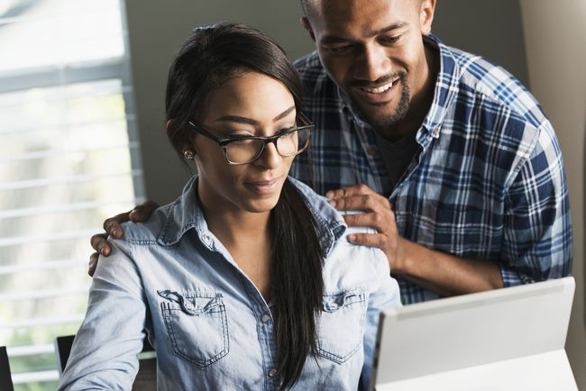 若い黒人カップル、コンピューター上の女性