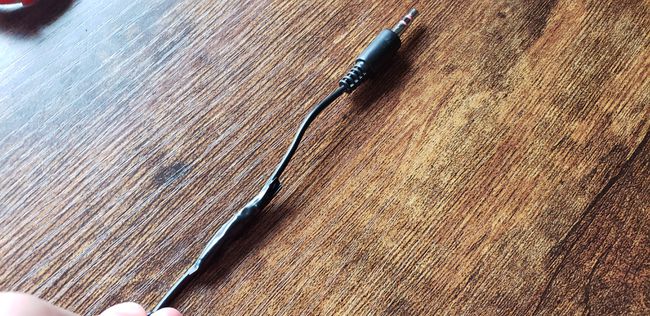 Cómo arreglar la toma de auriculares: enrollar el cable en cinta aislante