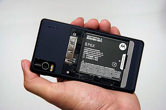 Een Motorola Droid 2 waarvan het batterijklepje is verwijderd