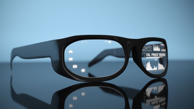 मेल, क्लाउड स्टोरेज और स्टॉक टिकर जैसे लेंस पर प्रदर्शित जानकारी के साथ वैचारिक स्मार्ट चश्मा।