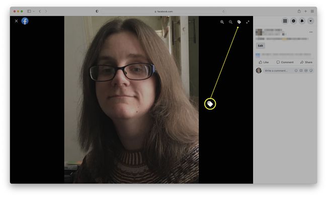 Zdjęcie z Facebooka z podświetlonym Tag Photo.