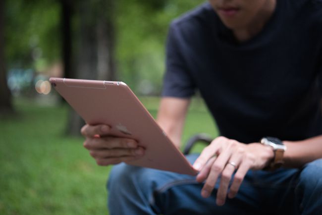 彼の新しいiPadをセットアップする若い男