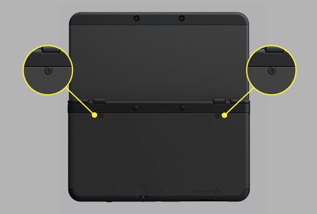 Ένα νέο Nintendo 3DS XL με τονισμένα τις βίδες στην πίσω θήκη