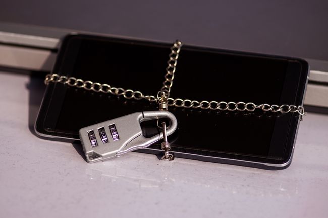 Išmanusis telefonas užrakintas grandine ir numerių užraktu