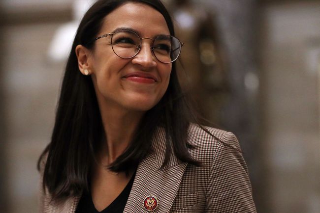 Reprezentant USA Alexandria Ocasio-Cortez (D-NY) przechodzi przez National Statuary Hall