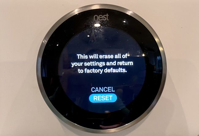 Il menu sul termostato Nest per reimpostarlo.
