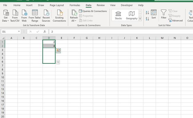 Przeciąganie uchwytu wypełniania w dół do D6 w programie Excel