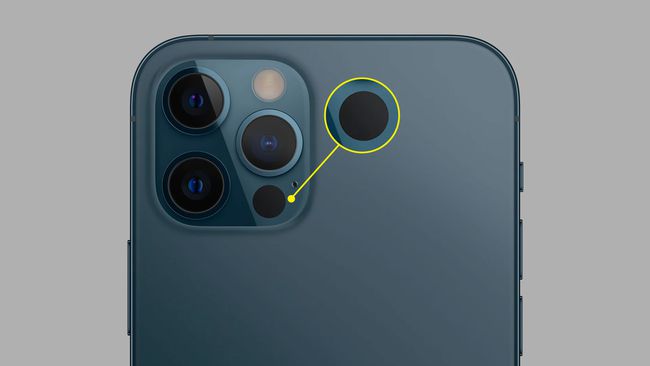 O sensor lidar em um iPhone 12 Pro