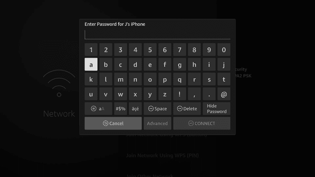 Ingresando una contraseña en la configuración de red de Fire Stick.