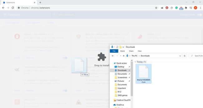 Busque el archivo CRX que acaba de descargar en su computadora, luego arrástrelo y suéltelo en la ventana del navegador.