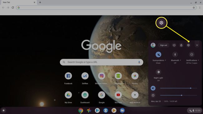 Connectez-vous à votre Chromebook en tant que propriétaire actuel et sélectionnez l'horloge dans l'étagère Chromebook, puis sélectionnez l'engrenage Paramètres.