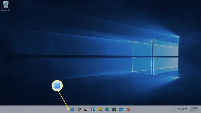  Значок Windows выделен на панели задач Windows 11.