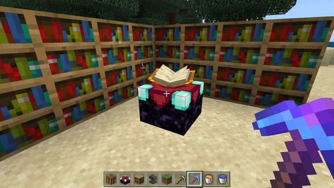 Очарователна маса, заобиколена от рафтове за книги в Minecraft