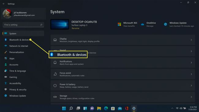 Bluetooth și dispozitive evidențiate în Setări Windows 11.