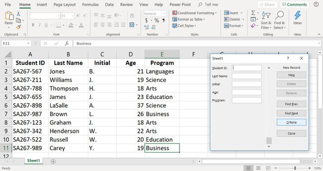 Zrzut ekranu przedstawiający formularz wprowadzania danych programu Excel z zaznaczonym przyciskiem Kryteria