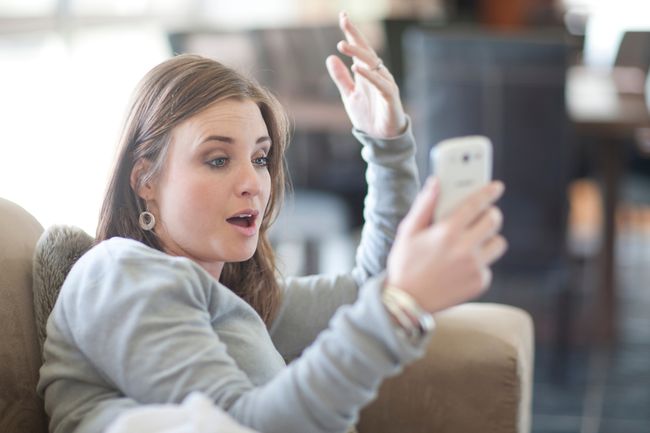 Mulher surpreendida com telefone