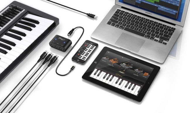 キーボード、iPhone、iPad、ラップトップの横にあるiRig MIDI 2