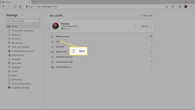 Przycisk synchronizacji podświetlony w Ustawieniach w MS Edge.