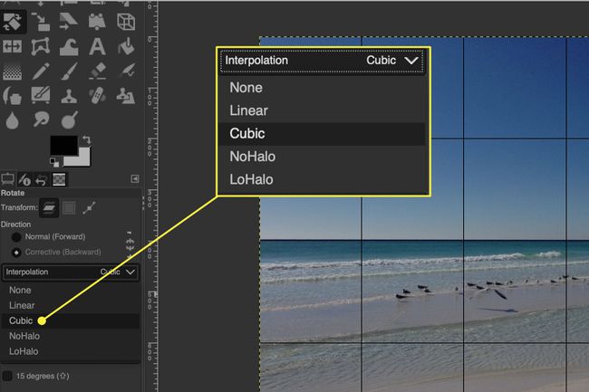 Ein Screenshot von GIMP mit den hervorgehobenen Interpolationsoptionen des Drehwerkzeugs