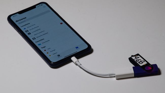 USBフラッシュドライブが接続されたiPhone