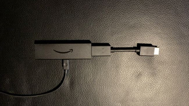 충전 케이블과 HDMI 연장 케이블에 연결된 Fire Stick.