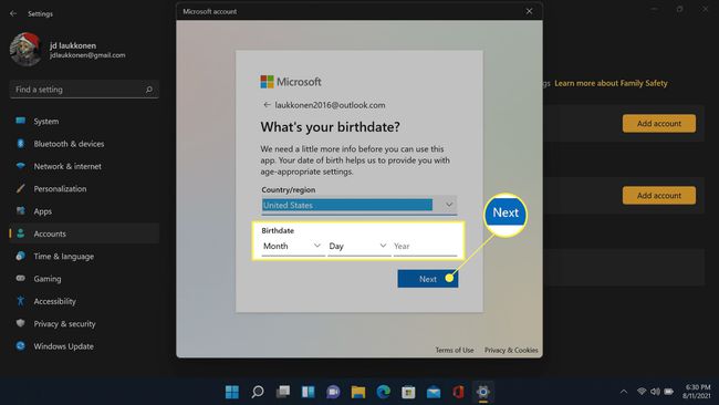 Поле «Далее» и «день рождения» выделено при создании учетной записи Microsoft.