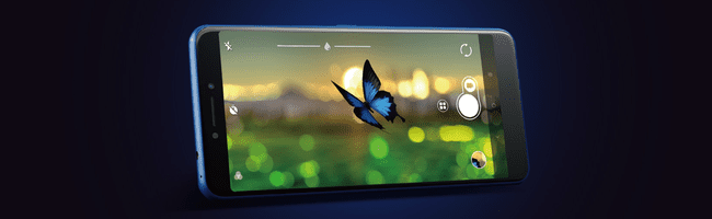 Smartphone Alcatel 3v în modul peisaj cu fotografia fluturelui pe ecran
