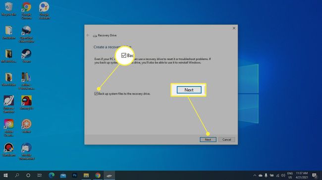 Sistem dosyalarını, Kurtarma Sürücüsü uygulamasında, onay kutusu ve İleri vurgulanmış şekilde Windows'ta kurtarma sürücüsüne yedekleyin