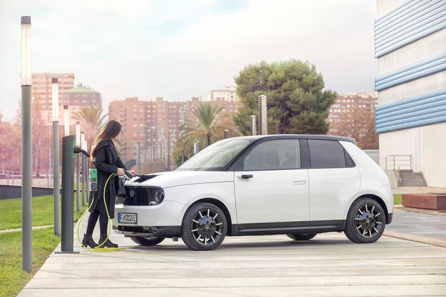 ホンダeローンチ電気自動車を充電する準備をしている人もいます。