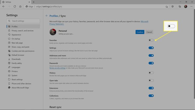 Przełącznik on-off Ulubione podświetlony w sekcji Synchronizacja w Ustawieniach w MS Edge.