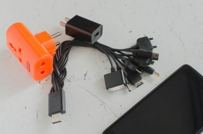 USB kabel za višestruki punjač koji može puniti više uređaja.