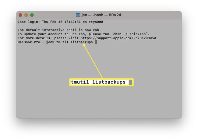 Terminal مع الأمر الخاص بسرد جميع النسخ الاحتياطية لـ Time Machine التي تم إدخالها.