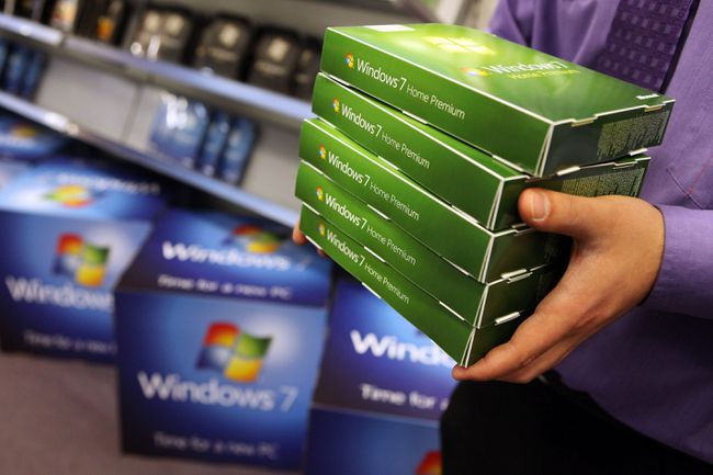 Windows 7'nin perakende kutularını taşıyan adam