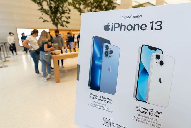 Apple은 2021년 9월 24일 영국 런던의 Regent Street 매장에서 영국에서 iPhone 13을 출시합니다.