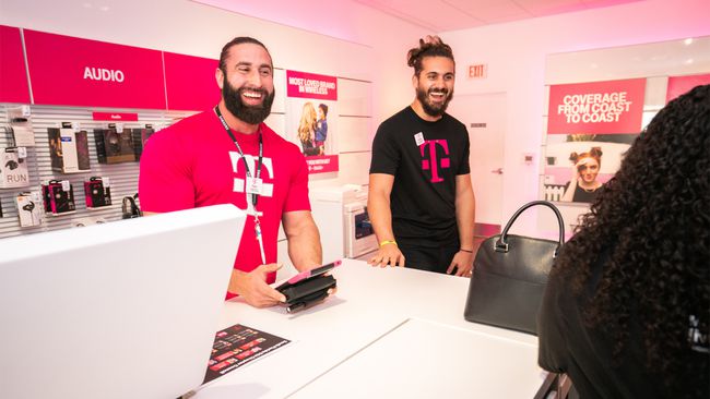 Pracownicy T-Mobile w oddziale witają klientów.