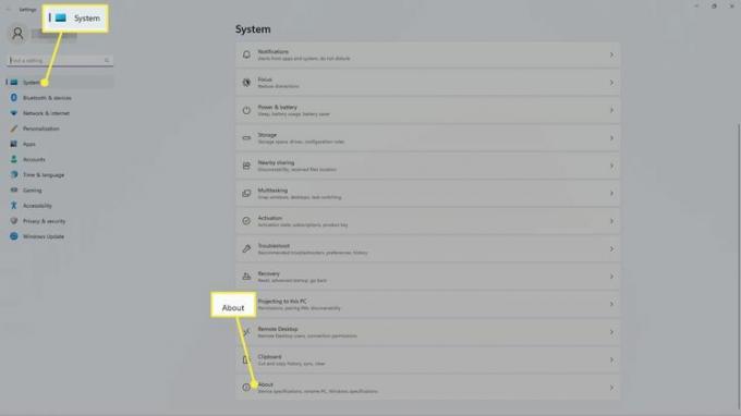 System og Om uthevet i Windows 11-innstillinger