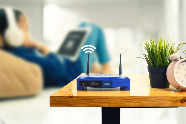 Enrutador Wi-Fi colocado correctamente sobre una mesa