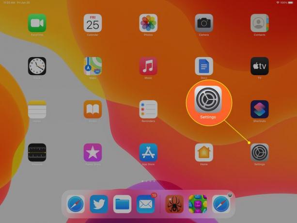 شاشة iPad الرئيسية مع تمييز رمز الإعدادات