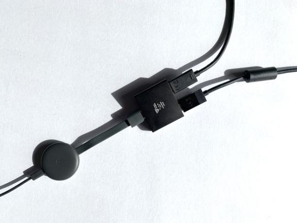 Un Google Chromecast y dos cables HDMI conectados a un divisor HDMI.