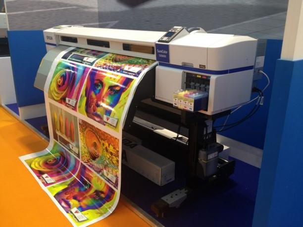 Een grote commerciële inkjetprinter die strips print