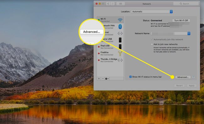 Подешавања мацОС мреже са истакнутим дугметом Напредно