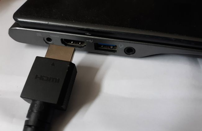 Ievietojiet vienu HDMI kabeļa galu Chromebook datorā.