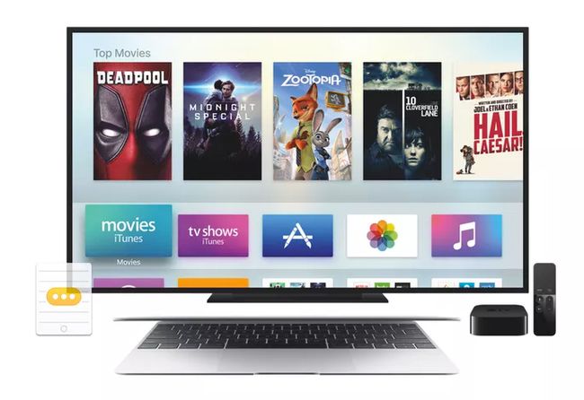 En Apple TV, TV og Mac bærbar datamaskin