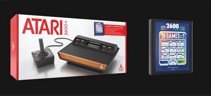 10-in-1 ゲーム カートリッジの隣にある Atari 2600+ コンソール ボックス