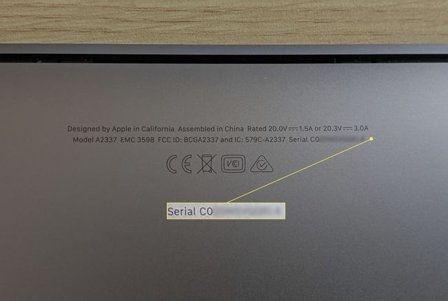 Le numéro de série et d'autres informations sur le dessous d'un MacBook Air.