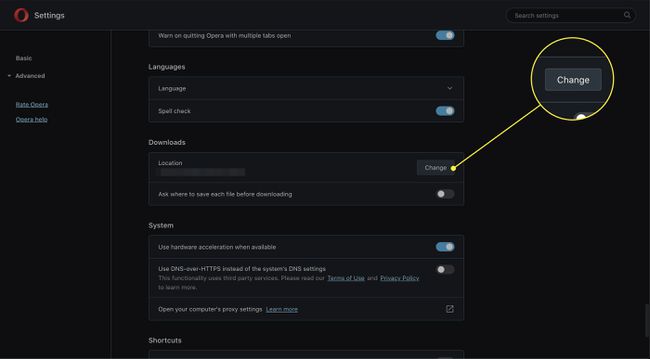 Una captura de pantalla de la configuración de Opera con el botón Cambiar debajo de Descargas resaltado