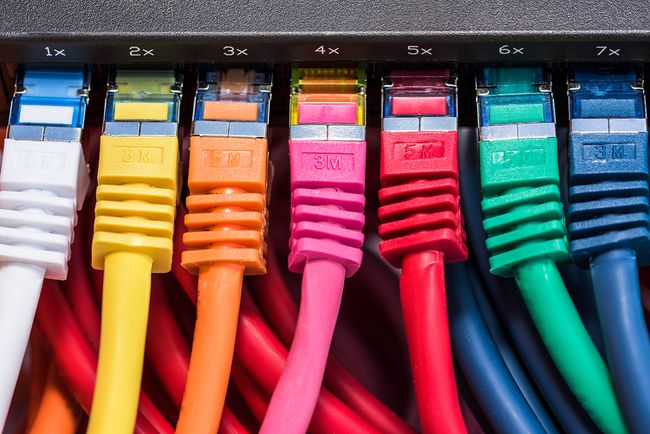 Un alto ángulo de visualización de cables multicolores por interruptor en la mesa